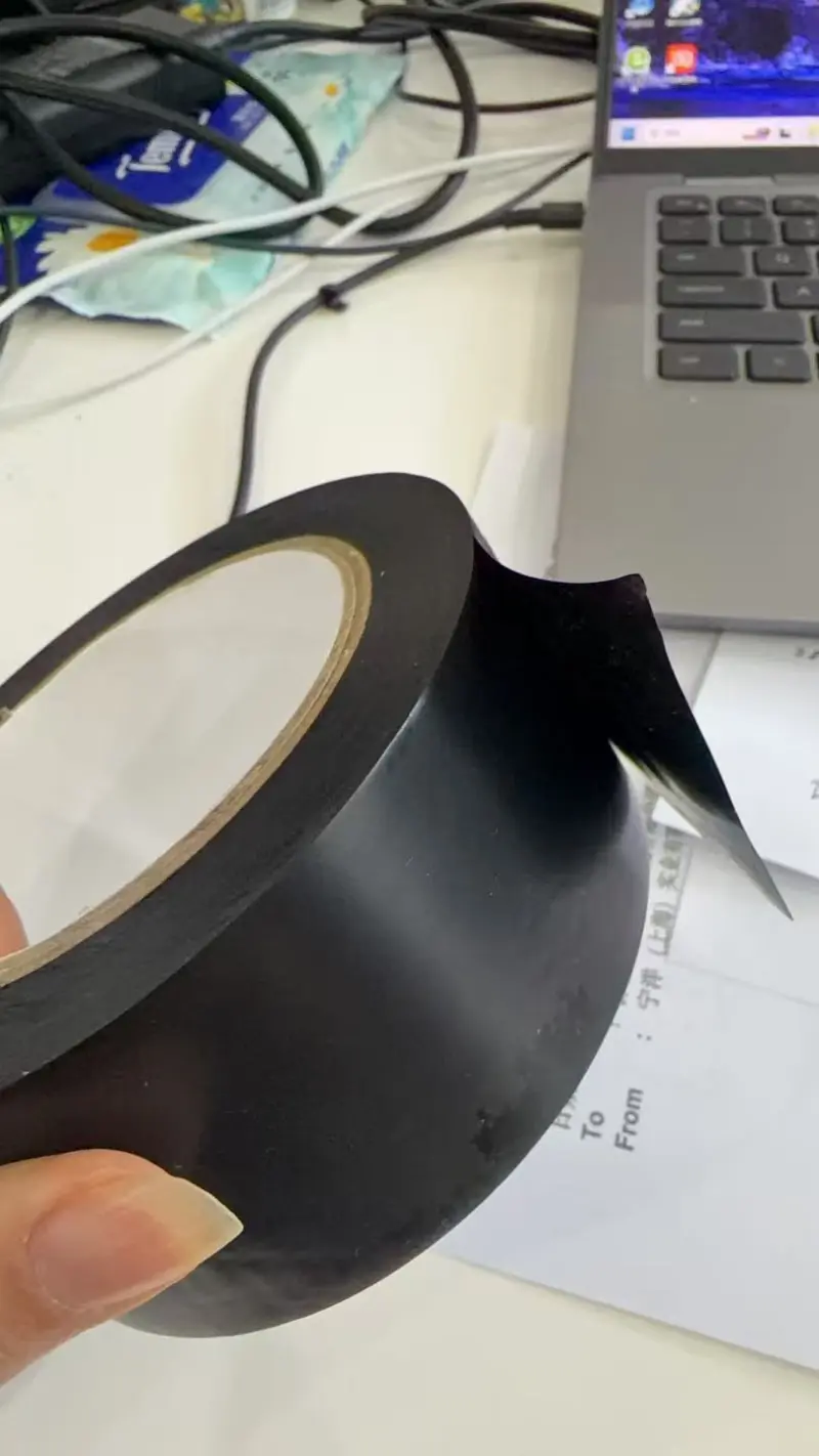 Sú látková páska a „látkové lepidlo“ rovnaký produkt?